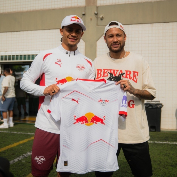 内马尔赛后谦逊发言登热搜，莱比锡横扫广东男篮引发热议(莱比锡中后卫科内特)